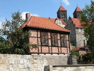 Quedlinburg - Fachwerkhaus und Stiftskirche : Historischer Fachwerkbau (Klopstocks Gartenhaus), aufgenommen in der Weltkulturerbestadt Quedlinburg, ca. 2000
