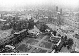 Dresden-Altstadt. Blick über den Zwinger nach Südsüdosten gegen den Altmarkt