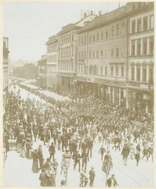 Rückmarsch des Regiments von der Königsparade, April 1894, Königsstrasse Stuttgart, Höhe etwa Cottahaus