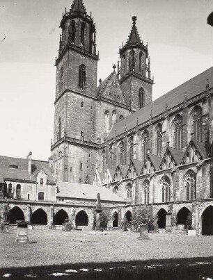 Magdeburger Dom : Magdeburg. Magdeburger Dom (1363 geweiht). Blick aus dem Hof des Kreuzgangs nach Nordwesten