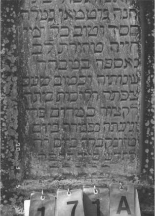 Grabstein 171 (Index: 99608856) Material: Sandstein Zustand: gut Maße HxBxT: 129x60x20 cm Beschreibung: Stele, getreppter, profilierter Sockel, überstehender Rundbogenabschluß, Schriftfeld eingetieft Symbolik: Rundbogenfries Besonderheit: zum Vornamen vgl. 144: Grabstein 171A