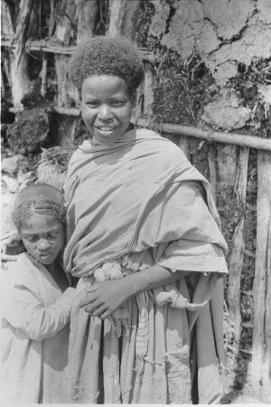 Frau der Amhara : Junge Amhara-Frau vor ihrer Hütte. Im Arm ein junges Mädchen