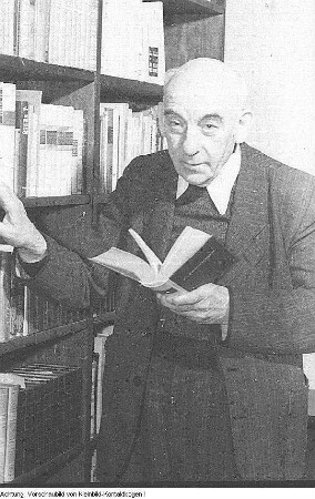 Kandidat zur Volkskammerwahl 1954: Professor Dr. Victor Klemperer, Romanist, in seiner Bibliothek, September 1954