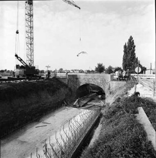 Bau des Autobahnzubringers Süd zwischen Entenfang und Autobahneinfahrt Ettlingen.