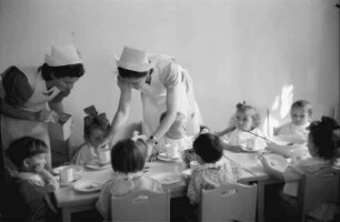 Bukarest: Institut für Ausbildung von Fürsorgeschwestern, Kindergruppe beim Essen