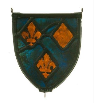 Farbglasscheibe in Schildform mit heraldischen Lilien. Zugehörig zu einer Gruppe von vier Scheiben (vgl. Gm.003, 009, 147)