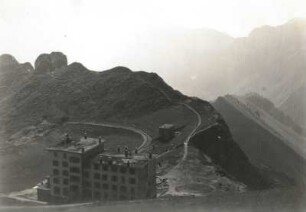Genfer See oberhalb Glion, Schweiz. Gipfel des Rochers de Naye (2045 m) mit Hotel auf Höhenmeter 1973