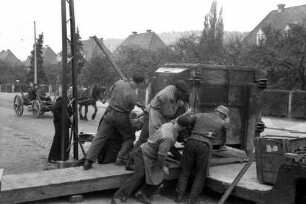 Freiburg: Umzug des Keramikofens, Aufladen in der Hansjakobstraße