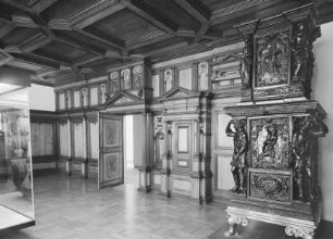 Holzvertäfelter Raum