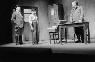 Szenenbilder aus dem Stück "Die Sonnenbrucks" von Leon Kruczkowski am Deutschen Theater Berlin : Szene mit Hans Stiebner als Hoppe (rechts)