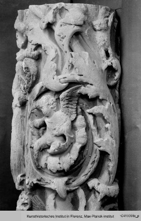 Fragment der nördlichen Rankensäule vom Hauptportal des Domes