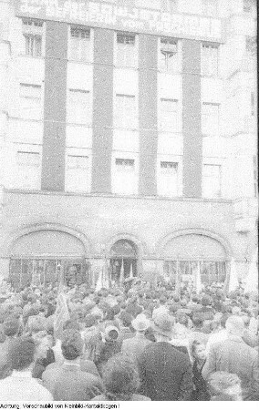 Dresden, Fritz-Heckert-Platz (Wettiner Platz), Enthüllung einer Gedenktafel zur Erinnerung an die Bücherverbrennung am 8. März 1933 auf dem Platz am Tag des freien Buches durch Hermann Matern, 10. Mai 1948