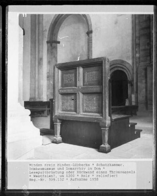 Lesepultbrüstung oder Rückwand eines Thronsessels