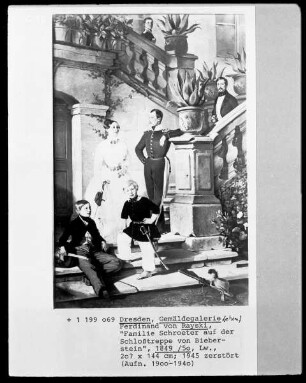 Die Familie von Schroeter auf der Schloßtreppe von Bieberstein