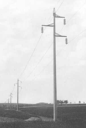 Betonmast-Strecke für 60000 Volt-Leitung (Siemens-Schuckert) : Technikgeschichte | Elektrotechnik | Umwandlung und Fortleitung elektrischer Energien | Starkstromfreileitungen und -kabel; Isolatoren, Isoliermaschinen, Installation