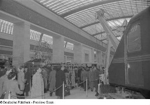 Besucher in der sowjetischen Ausstellungshalle (Sowjetischer Pavillon) mit Fahrzeugen