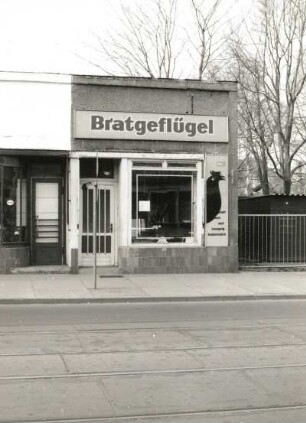 Dresden-Löbtau. Laden (HO Bratgeflügel, EG eines ehem. Wohnhauses), Kesselsdorfer Straße 8. Straßenfront