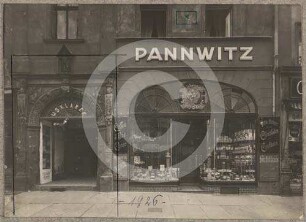Portal und Schaufenster am Bürgerhaus Markt 8 in Schweidnitz