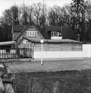 Rohlfshagen: Buddikate nach Räumung als Autobahnraststätte: vorn ehemalige Terrasse: hinten Wald