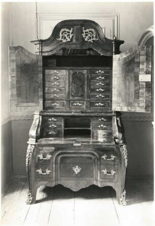 Schreibschrank, um 1750 : Schreibschrank. Nußbaum, furniert, Bronzebeschläge (um 1750). Privatbesitz