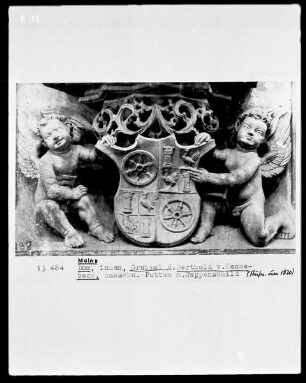 Grabmal des Erzbischofs Berthold von Henneberg: Putten mit Wappenschild