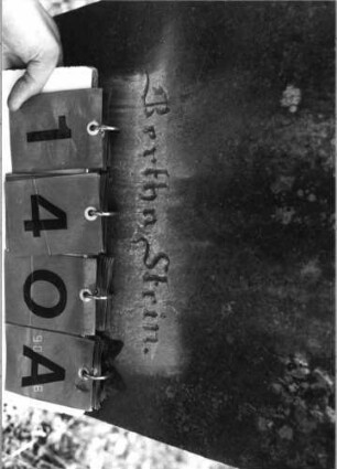 Grabstein 140 Material: Stein Zustand: hebräische Inschrift nur noch teilweise lesbar Maße HxBxT: 88x44x12 cm Beschreibung: Reihengrab, deutsche Inschrift auf der Rückseite, hebräische Inschrift auf der Vorderseite Symbolik: -- Besonderheit: Kindergrab: Grabstein 140 A
