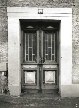 Radeberg, Pirnaer Straße 19. Wohnhaus mit Laden. Portal