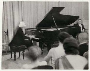Der Pianist Walter Gieseking während eines Konzertes in der deutschen Botschaft in Washington D.C.. Walter Gieseking