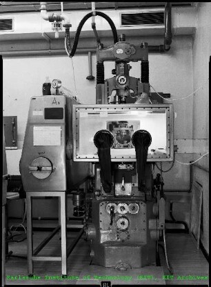 Gesamtansicht einer Presse mit eingebauter Glovebox im Institut für Material- und Festkörperforschung (IMF)