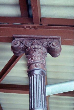 Bahnhof: Kapitell einer gusseisernen Säule