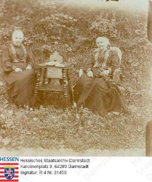 Carrière, Bertha (1826-1910) / Porträt mit Schwester Katharina (Käthchen) Carrière (1837-1931) in Garten sitzend / links: Katharina, rechts: Bertha, Ganzfigur