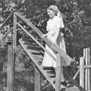 Mädchen Gerda Konzack in Spreewälder Sonntagstracht in Leipe. : Holca Gerda Konzack w Błótowskej njedźelskej drasće w Lipjem.