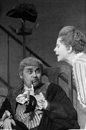 Szenenbilder aus "Die Mitschuldigen", Lustspiel von Johann Wolfgang von Goethe. Kammerspiele (Deutsches Theater) Berlin, Oktober 1961