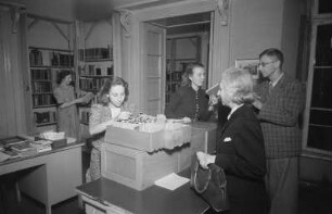 Lessing-Haus : Blick auf die Ausleihtheke der Bibliothek