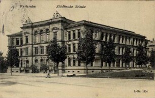 Postkartenalbum August Schweinfurth mit Karlsruher Motiven. "Karlsruhe - Städtische Schule" (Karl-Wilhelm-Schule; heute Heinrich-Meidingerschule - Bertholdstraße 1)