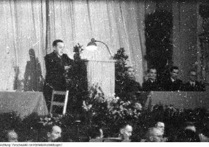 Dresden, Glacisstraße, Tonhalle (Kleines Haus). Öffentliche Sitzung des Stadtrates. Redner Walter Weidauer, 5. Januar 1946