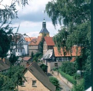 Stadtteilansicht mit Stadtkirche : Hohnstein. Stadtkern mit Turm der Stadtkirche