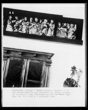 Figurenrelief von einem Schnitzaltar mit Apostelfiguren