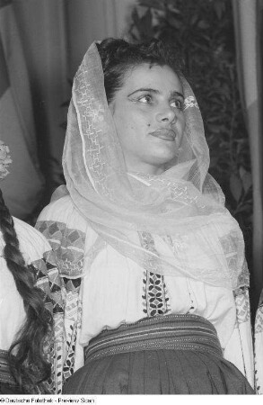 Portrait einer Tänzerin des Rahmenprogramms zur Leipziger Herbstmesse 1954 bei der Entgegennahme von Auszeichnungen