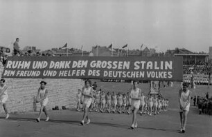 Sportlerparade im Walter-Ulbricht-Stadion : Sportler-Delegation im Paradezug beim Ausmarsch aus dem Stadion