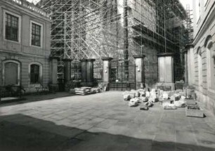 Dresden-Altstadt. Ehrenhof des Coselpalais (Flügelbauten) mit gelagerten Steinen der Ausgrabung. Ansicht mit Baustelle Frauenkirche