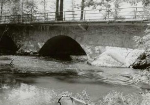 Massive Bogenbrücke