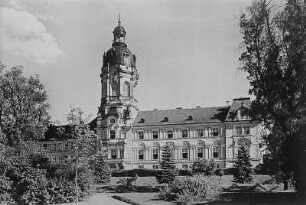 Neustrelitz, Schloss : Neustrelitz. ehemaliges Residenzschloß vom Park aus gesehen