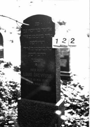 Grabstein 122 (Index: 100101108) Maße HxBxT: 149x47x17 cm: Grabstein 122