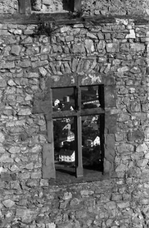 Lörrach, Haagen: Burg, Durchblick durch Mauerfenster auf Ort