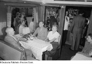 Fahrgäste in einem Speisewagen (Mitropa)