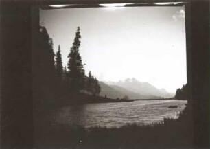Landschaftsaufnahmen mit Seen, Flüssen und Bächen