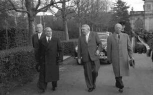 Freiburg: Kranzniederlegung; Gruppe mit Minister Erhard; auf dem Weg zum Ehrenmal; mit Präsident Linnemann, E. Raemisch und Oberbürgermeister Dr. Hoffmann