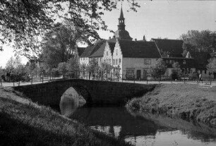 Friedrichstadt: holländische Häuser und Kirche, mit Gracht