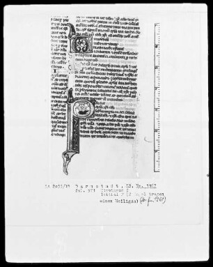 Biblia sacra mit Missale — Initiale P (aulus apostolus) mit zwei Engeln, die einen Heiligen tragen, Folio 571recto